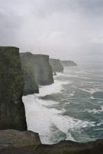 sonstiges/11120/the-cliff-of-mother-an-der The Cliff of Mother an der Westkste Irlands.: 4000 km Meer (Atlantik) stellen sich 200 m hohe Klippen in den Weg! So eindrcklich, dass man selbst vor Ort die Faszination kaum fassen kann...
(2002) 