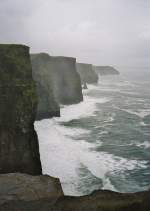 einfach-irisch/56879/einfach-irisch-nach-viertausend-kilometer-meer Einfach irisch: Nach viertausend Kilometer Meer treffen die Wellen auf senkrechte, bis 200 Meter hohe Felswnde: Das ist Irland!
(Cliff of Mother im Juni 2001)